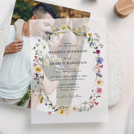 エレガントな野の花の草原の結婚式 ベラム紙招待状