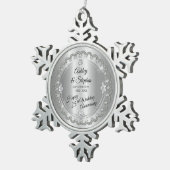 エレガントな金ゴールドのダイヤモンドの第25結婚記念日 スノーフレークピューターオーナメント (右)