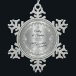 エレガントな金ゴールドのダイヤモンドの第25結婚記念日 スノーフレークピューターオーナメント<br><div class="desc">富裕な優雅はフェイクなハート形のダイヤモンドが付いている中心の涙のダイヤモンドとのユニークなスカラップで仕上げられたダイヤモンドのデザインのこの第25結婚記念日のデザインを組み立て、加えられたのどはシルバー・トーンの勾配で光っています。  以下の事項に注意して下さい:すべての装飾は印刷され、平たい箱、印刷されたデザインでできるだけ実質のようであるただなされます。   これは金属一見の勾配や宝石用原石を含んでいます。  休日のハートのデザイン(確保される権利)による元のデザイン。  質問を有したりまたはデザインの援助を必要とすれば、メッセージはinfo@holidayheartsdesigns.comで私達または私達に直接電子メールを送り、私達は可能な限り助けて幸せです。  生産についての質問のために、Zazzleのカスタマーサービスが船積みによっておよび配達は、直接接触します。  休日のハートのデザインはにわたる10年間の多くの満足する顧客の検討のZazzleの経験の専門のデザインのスタジオです、従って私達と購入するとき、私達の顧客が期待する専門の質を作成するためにあらゆる詳細に最大の注意が払われた確実である場合もあります。</div>