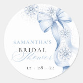 エレガントな雪の結晶 青いリボン ブライダルシャワーステッカー ラウンドシール (正面)