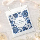 エレガントな青いシノワズリーの花のブライズシャワー フェイバーバッグ (クリップ留めされた状態)