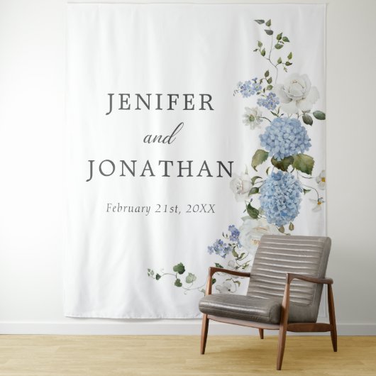 エレガントな青いハイドランジアと白いバラの花のウェディング タペストリー (インサイチュ)