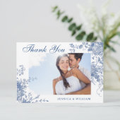 エレガントな青いフランス庭園の花 ウェディングフォト サンキューカード (スタンド正面)