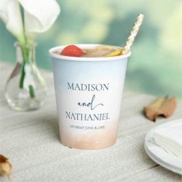 エレガントな青い海のビーチの砂浜でのウェディング 紙コップ