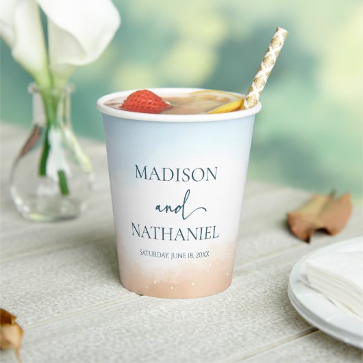 エレガントな青い海のビーチの砂浜でのウェディング 紙コップ (インサイチュ)