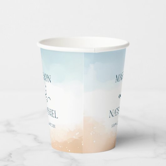 エレガントな青い海のビーチの砂浜でのウェディング 紙コップ (右)