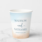 エレガントな青い海のビーチの砂浜でのウェディング 紙コップ (正面)