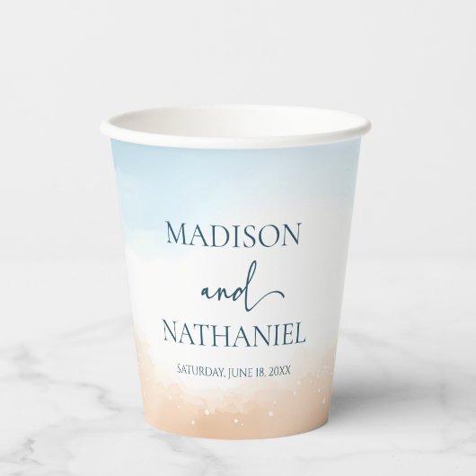 エレガントな青い海のビーチの砂浜でのウェディング 紙コップ (正面)