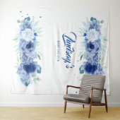 エレガントな青い花とシルバーのコンフェッティ タペストリー (インサイチュ(横))