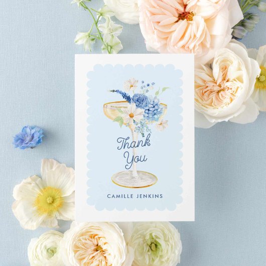 エレガントな青い花びらとプロセッコのブライダルシャワー サンキューカード