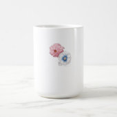 エレガントな青とピンクと白の花束 コーヒーマグカップ (中央)