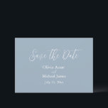 エレガントな青と白のスクリプト Save The Date セーブザデート<br><div class="desc">シンプルでモダンな淡いコーンフラワーブルーと白の「Save the Date」カード。名前はエレガントな白のスクリプトで仕上げられています。春、夏、秋、冬のどの季節のウェディングにもぴったりです。</div>