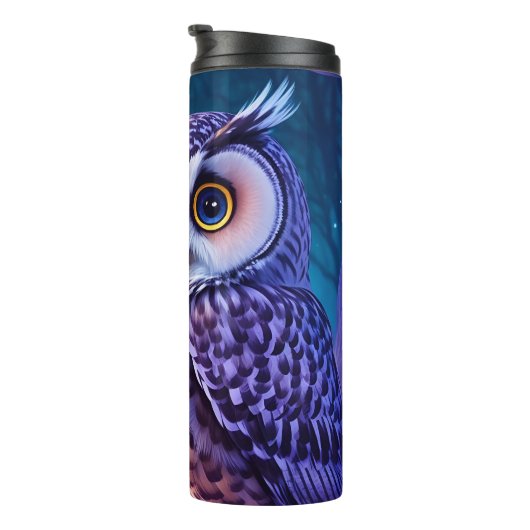 エレガントな青紫の魔法のフクロウのコミックAIアート タンブラー (回転右)