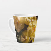エレガントな黄色いチューリップの花 カフェラテマグ (左アングル)
