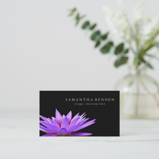 エレガントな黒い及び白蓮教の花のロゴのヨガ 名刺 (スタンド正面)