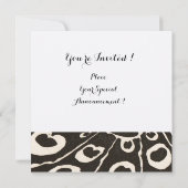 エレガントな黒と白の孔雀、赤いルビーの宝石モノグラム 招待状 (裏面)