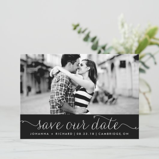 エレガントな黒のスクリプトでお知らせする Save Our Date 招待状 (スタンド正面)