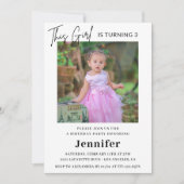 エレガントな3歳の誕生日招待状 フォト ガール モダン 招待状 (正面)