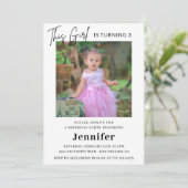 エレガントな3歳の誕生日招待状 フォト ガール モダン 招待状 (スタンド正面)