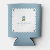 エレガントな ブライダルシャワーのためのクラシックなダスティーブルーのハイドランジア 缶クーラー (正面)