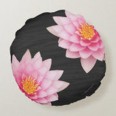 エレガントに浮かぶピンクの蓮の花 ラウンドクッション (裏面)