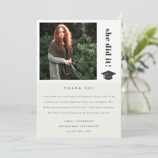 エレガントはっきりしたタイポグラフィ卒業用キャップ写真 サンキューカード (スタンド正面)