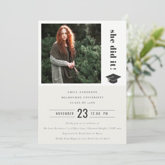 エレガントはっきりしたタイポグラフィ卒業用キャップ写真 招待状 (スタンド正面)