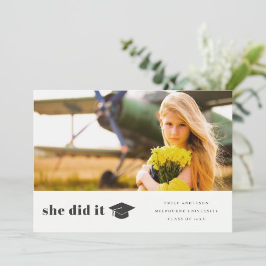 エレガントはっきりしたタイポグラフィ卒業用キャップ写真 案内状 (スタンド正面)