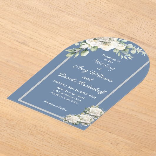 エレガントほこりっぽい青い白い結婚バラ アクリル招待状 (レイダウン)