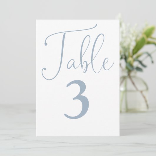 エレガントほこりっぽい青シンプル色の大きなテーブル番号 招待状 (スタンド正面)