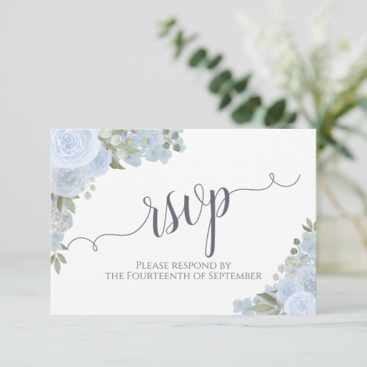 エレガントほこりっぽい青フローラ書結婚の 出欠カード (スタンド正面)