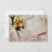 エレガントアイボリーとイエローローズウェディングRSVPカード 招待状 (正面)