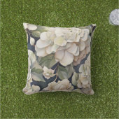 エレガントアイボリーピンク緑のネイビー色フローラ アウトドアクッション (芝生)