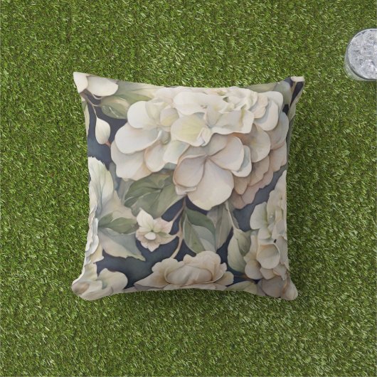 エレガントアイボリーピンク緑のネイビー色フローラ アウトドアクッション (芝生)