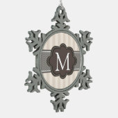 エレガントアイボリーベージュストライプズブラウンカスタムモノグラム スノーフレークピューターオーナメント (左)