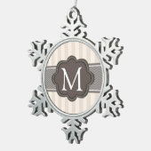 エレガントアイボリーベージュストライプズブラウンカスタムモノグラム スノーフレークピューターオーナメント (右)