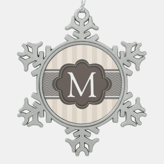 エレガントアイボリーベージュストライプズブラウンカスタムモノグラム スノーフレークピューターオーナメント (正面)