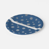 エレガントウィンターシルバーブルースノーフレークスホリデー ペーパープレート (アングル)