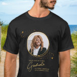 エレガントカスタム卒業写真金ゴールド Tシャツ<br><div class="desc">お子さんの卒業おめでとうお母さん誇りを持ったは、Tシャツで愛とサポートを誇示するパーソナライズされた価値がある。このシックエレガントなモダンデザインは金ゴールドスターの写真フレームを備えお気に入りの、あなたの卒業生の写真を示す。高校、大学、大学のシャツなど、今年の卒業生には最適だ。お母誇りを持ったさん、おばあ誇りを持ったん、お姉さん誇りを持った、お友達のためにパーソナライズし誇りを持ったて、あなたの子供の達成の方法を誰もが知ることができる。また、シャツを自分の名前、年級、学校でパーソナライズして本当に作ユニークる。素材を使高品質用し、快適で耐久性に優れ、長年の衣服に最適。今年は子素晴らし供を卒業させてもらう自分や他の母親への贈り物だ。お祝子様の達成感とプライドを見せパーソナライズされたる卒業式Tシャツ。今すぐ注文して衣服プライドで！</div>
