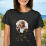 エレガントカスタム卒業写真金ゴールド Tシャツ<br><div class="desc">お子さんの卒業おめでとうお母さん誇りを持ったは、Tシャツで愛とサポートを誇示するパーソナライズされた価値がある。このシックエレガントなモダンデザインは金ゴールドスターの写真フレームを備えお気に入りの、あなたの卒業生の写真を示す。高校、大学、大学のシャツなど、今年の卒業生には最適だ。お母誇りを持ったさん、おばあ誇りを持ったん、お姉さん誇りを持った、お友達のためにパーソナライズし誇りを持ったて、あなたの子供の達成の方法を誰もが知ることができる。また、シャツを自分の名前、年級、学校でパーソナライズして本当に作ユニークる。素材を使高品質用し、快適で耐久性に優れ、長年の衣服に最適。今年は子素晴らし供を卒業させてもらう自分や他の母親への贈り物だ。お祝子様の達成感とプライドを見せパーソナライズされたる卒業式Tシャツ。今すぐ注文して衣服プライドで!</div>