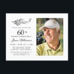 エレガントクラシックGolf 60th Birthday Party写真 インビテーションポストカード<br><div class="desc">エレガントゴルファーへの白黒の誕生日の招待状。招待のトップはゴルフ飾アクセサリーです – ゴルフクラブ、ゴルフボール、帽子と手袋。水彩デザインは美しく伝統的クラシックを作り出す。クラブや裏庭のバーベキューでのバースデーバッシュに最適。すべての文字は簡単に編集できる。完璧な誕生日の招待状スイートを作成し、調整エンベロープ、封筒用シール、差出人住所ラベル。</div>