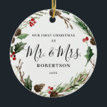 エレガントクリスマスの緑そしてミセス セラミックオーナメント<br><div class="desc">このカスタマイズエレガント可能なクリスマスオーナメントは、ホリー、ベリー、緑と美しい休日をテーマにしたリースを特徴とし、背面に写真を追加するオプションを備えている。詳細な変更を行うには、[このテンプレートクリックをパーソナライズすカスタマイズる]のオプションを選択してください。</div>