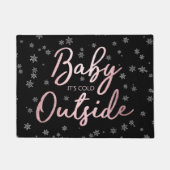 エレガントクリスマスバラ金ゴールドベビー外は寒い ドアマット (正面)