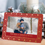 エレガントクリスマス写真スノーフレーク実在金ゴールド 箔シーズンカード<br><div class="desc">祝スタイルのシーズンは、このクリスマスフォトエレガントカードで金ゴールドフォイルのアクセントと赤い雪片を備えた実在フォイル。シンプルタイポグラフィは、あなたの心を持つ"Merry Christmas"の挨拶をハイライトし、クラシックの冬のパターンは永遠の魅力のtouchを追加する。ミニマルでありながらデザインを愛する人に最適伝統的な、洗練された洗練された外観で季節の本質を捉えたホリデーカード。共有休日の精神と優雅さを融合するこの美しいカーミニマルドを通してモダン、友達や家族と休日の喜びをクラシック。</div>