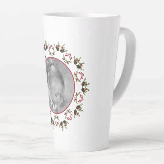 エレガントクリスマス・ピネコーングリーンリーの休日の写真 カフェラテマグ (右アングル)