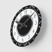 エレガントクローバーモノグラム – 白黒 ラウンド壁時計 (傾斜)