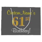 エレガントグレー、フェイク金ゴールド61番目の誕生日+名前 ラージペーパーバッグ (裏面)