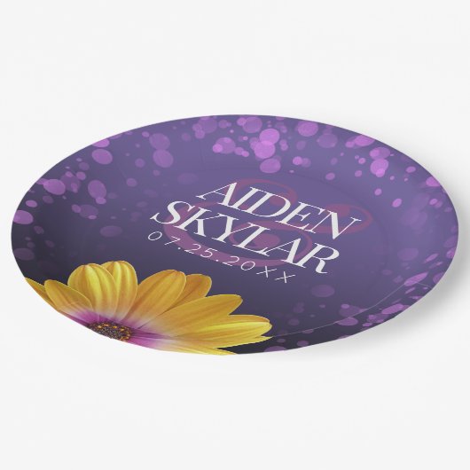 エレガントゴールデンデイジーとパープルグリッター結婚ズ ペーパープレート (アングル)