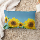 エレガントサンフラワーオンスカイブルーシェード ランバークッション (ブランケット)
