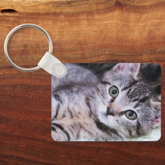 エレガントシグネチャーモダンググレーモノグラム黒写真 キーホルダー (裏面)